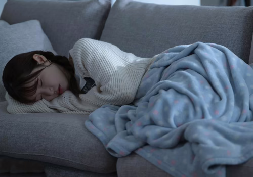 Địt cô bạn gái nhỏ nhắn của tôi khi đang ngủ say